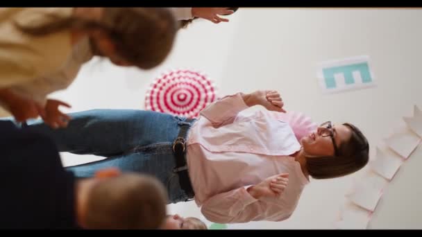 Függőleges Videó Egy Nőről Akinek Bob Frizurája Van Rózsaszín Pólóban — Stock videók