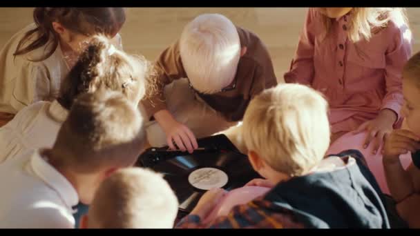 Zaujaté Děti Školce Zapnou Gramofon Pozorně Poslechnou Prozkoumají Místnosti Pro — Stock video