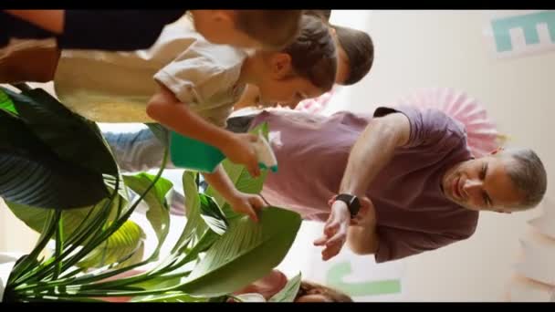 Vídeo Vertical Homem Com Cabelo Grisalho Uma Camiseta Roxa Ensinando — Vídeo de Stock