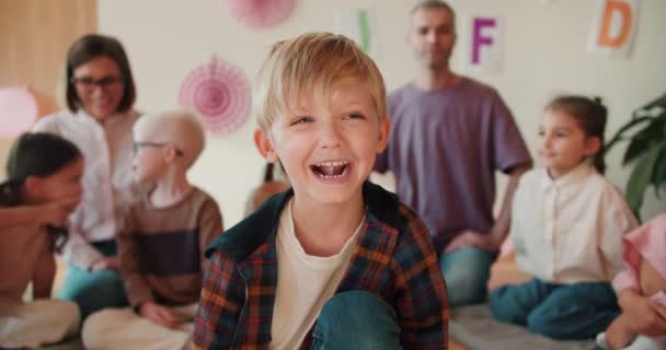 Portrét Šťastného Veselého Chlapce Modrýma Očima Kostkované Košili Který Sedí — Stock video