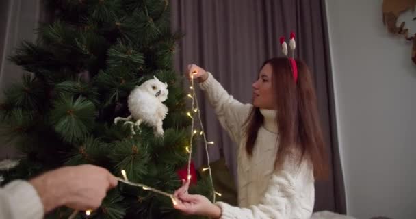 Una Chica Morena Una Diadema Año Nuevo Con Suéter Blanco — Vídeos de Stock
