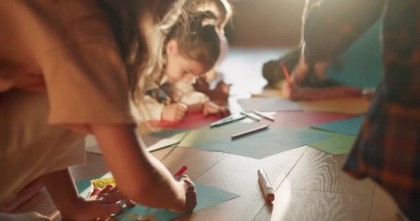 Disparo Primer Plano Niños Edad Preescolar Sentados Suelo Dibujando Papel — Vídeos de Stock