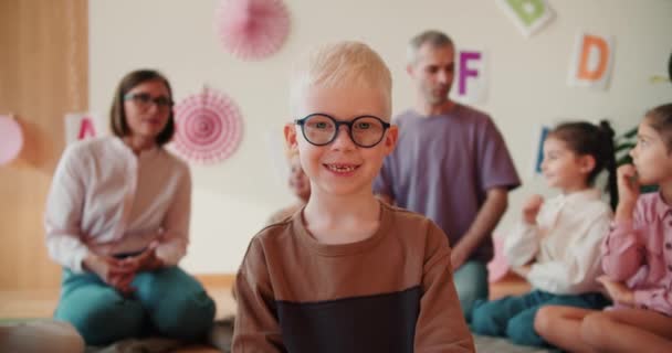 Portrét Šťastného Školního Chlapce Bílými Vlasy Brýlích Který Dívá Kamery — Stock video