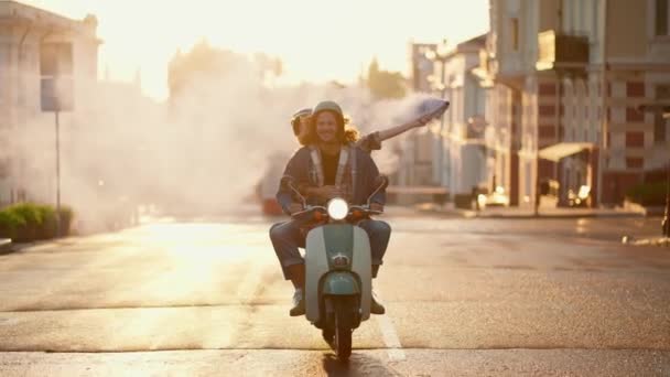 Szczęśliwy Facet Długimi Kręconymi Włosami Jeansowej Kurtce Jeździ Swoim Zielonym — Wideo stockowe