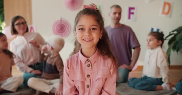 Szczęśliwa Wesoła Dziewczyna Brązowymi Oczami Różowej Koszuli Patrzy Kamerę Uśmiecha — Wideo stockowe
