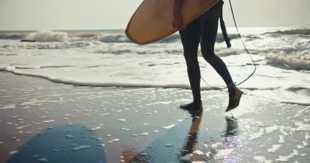 Närbild Glad Manlig Surfare Med Lockigt Hår Och Naken Bål — Stockvideo