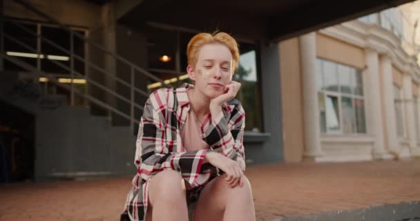 Porträt Eines Lesbischen Mädchens Mit Kurzhaarschnitt Und Funkeln Gesicht Einem — Stockvideo