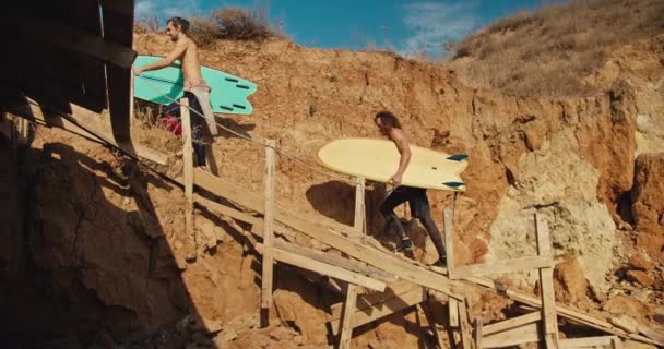 Skallig Man Med Kal Överkropp Erbjuder Sina Surfbrädor För Uthyrning — Stockvideo