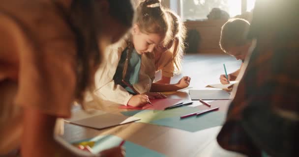 Grupa Dzieci Wieku Przedszkolnym Rysować Wielokolorowych Arkuszach Papieru Przy Użyciu — Wideo stockowe