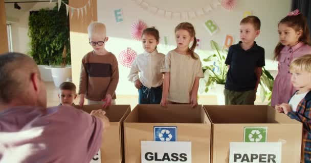 Muž Purpurovém Tričku Lepší Než Děti Jak Správně Nakládat Odpadky — Stock video