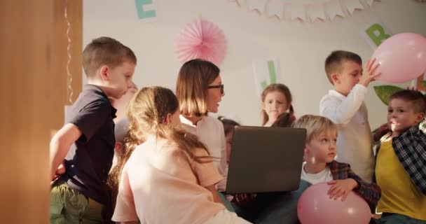 Flicka Lärare Med Bob Frisyr Och Glasögon Håller Grå Laptop — Stockvideo