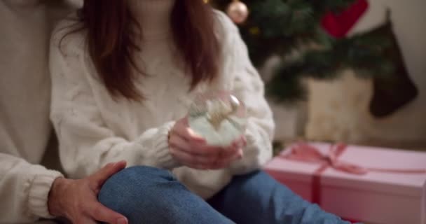 Primer Plano Una Chica Morena Suéter Blanco Sacudiendo Una Esfera — Vídeo de stock