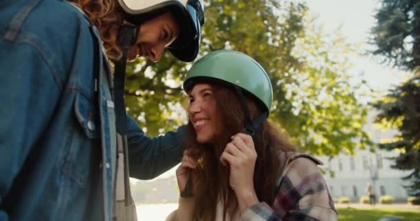 Közelkép Egy Boldog Barna Lányról Zöld Moped Sisakban Kockás Ingben — Stock videók