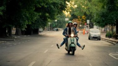 Kot ceketli, uzun kıvırcık saçlı mutlu bir adam, mutlu kız arkadaşıyla yolda motosiklete biniyor ve yoğun bir sabah caddesinde giderken bacaklarını farklı yönlere açıyor..