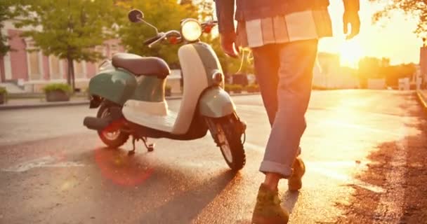 Nahaufnahme Eines Mannes Jeans Der Auf Sein Grünes Moped Zugeht — Stockvideo
