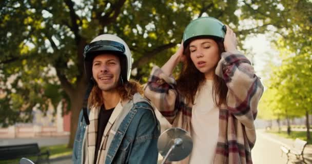 Ekose Gömlekli Esmer Bir Kızın Motosikletin Yan Camına Bakarken Yeşil — Stok video
