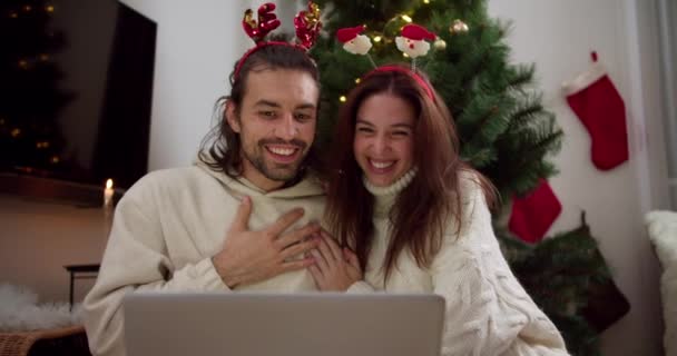 Szczęśliwy Chłopak Dziewczyna New Years Obręcze Białe Swetry Siedzieć Przed — Wideo stockowe