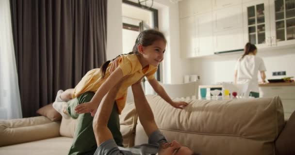 Homem Feliz Brincando Com Sua Filha Que Está Alegremente Equilibrando — Vídeo de Stock