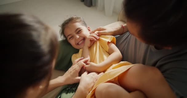 在现代公寓里 一个穿着黄色衣服的快乐小女孩被父母在浅褐色的小房子里拍到时 她笑着 笑着拍了近照 — 图库视频影像