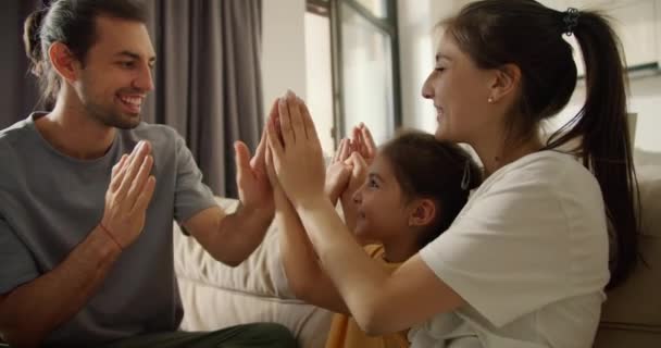 Szczęśliwy Rodzina Gry Tata Brunetka Facet Zarostem Szary Shirt Bawi — Wideo stockowe