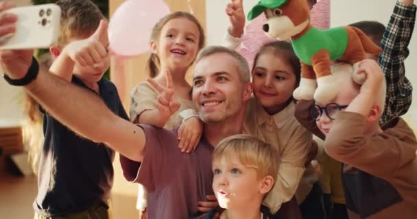 Skupina Šťastných Předškolních Dětí Spolu Svým Učitelem Mužem Šedivými Vlasy — Stock video