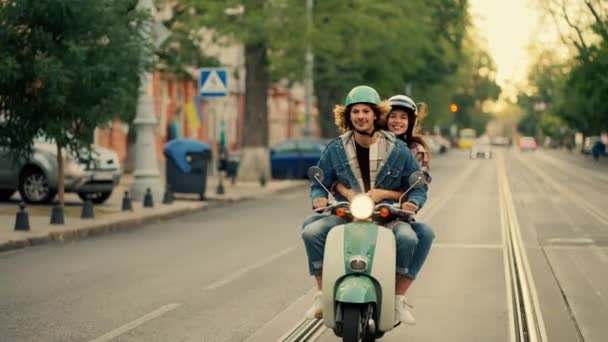 Ett Lyckligt Par Kille Med Långt Lockigt Hår Jeansjacka Rider — Stockvideo