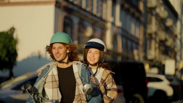 Щаслива Пара Їде Мотоциклі Хлопець Брюнетки Кучерявим Довгим Волоссям Джинсовій — стокове відео