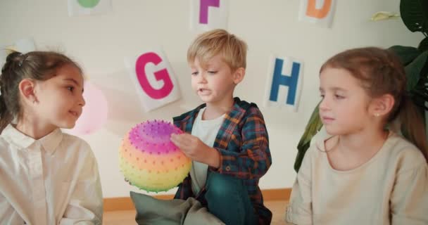Małe Dzieci Przedszkolne Podają Sobie Kolorowy Bal Rozmawiają Sobie Podczas — Wideo stockowe