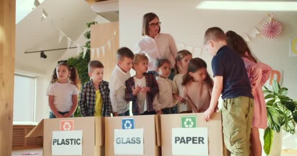 Okul Hazırlık Kulübündeki Çocuklar Cam Kağıt Için Doğru Kutuya Farklı — Stok video