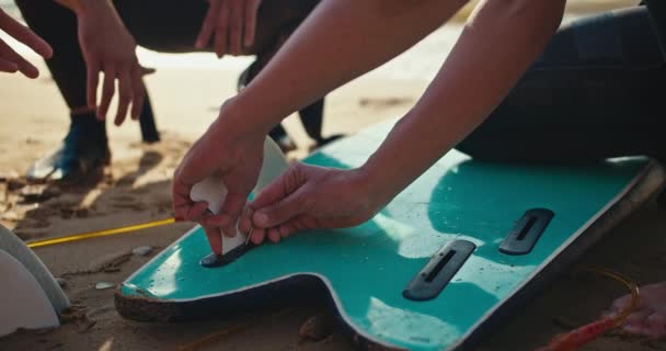 Gros Plan Surfeur Masculin Réparant Planche Surf Verte Démontant Ses — Video