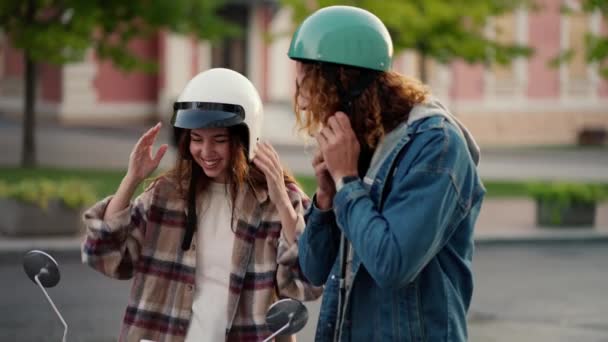 Szczęśliwa Para Facet Kręconymi Włosami Dżinsowej Kurtce Zielonym Kasku Motocyklowym — Wideo stockowe