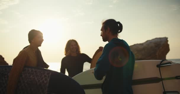 Eine Gruppe Von Drei Befreundeten Surfern Steht Hält Ihre Surfbretter — Stockvideo
