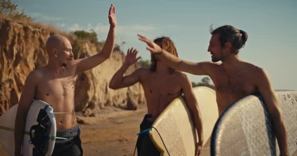 Drie Surfer Vrienden Met Naakte Torso Komen Terug Van Surfen — Stockvideo
