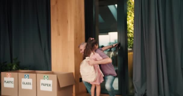 Pembe Etekli Beyaz Sırt Çantalı Mutlu Esmer Bir Kız Çocukları — Stok video