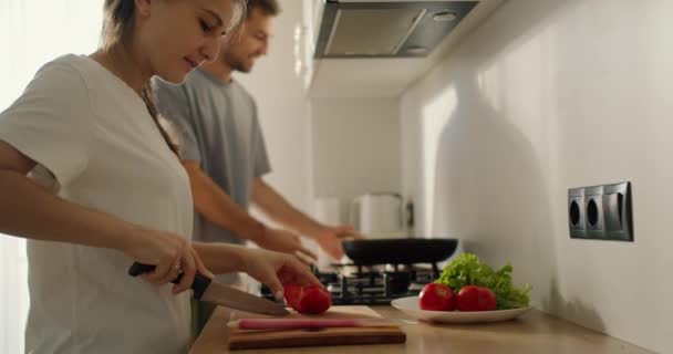 Beyaz Tişörtlü Esmer Bir Kız Sabah Salatası Hazırlıyor Kocası Gri — Stok video