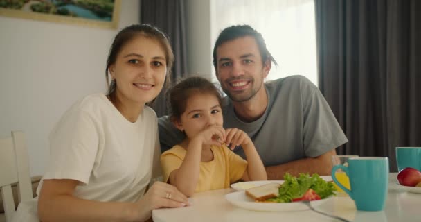 Portret Szczęśliwej Radosnej Rodziny Brunetka Szarej Koszulce Jego Żona Dziewczyna — Wideo stockowe