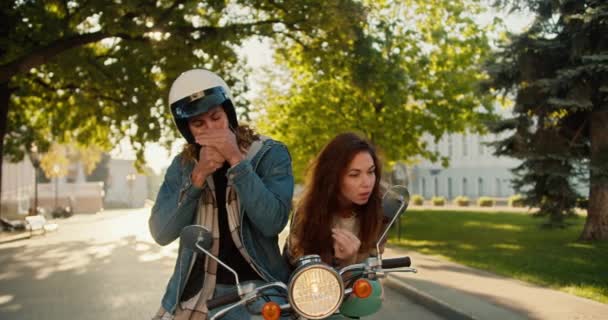 Brunetka Připravuje Podívat Bočního Zrcadla Mopedu Její Přítel Džínové Košili — Stock video