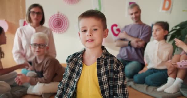 Kareli Tişörtlü Küçük Bir Çocuğun Portresi Çocukları Okula Hazırlayan Kulübün — Stok video