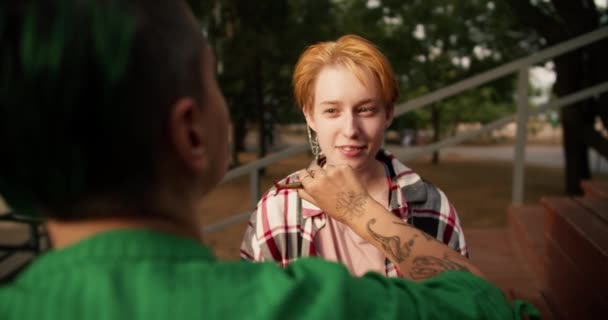 Sobre Ombro Uma Menina Com Cabelo Verde Curto Uma Camisa — Vídeo de Stock