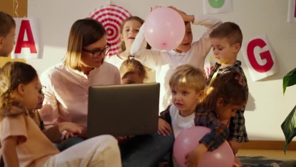 Nauczycielka Fryzurą Boba Okularami Włóknistą Koszulą Laptopem Udziela Lekcji Dzieciom — Wideo stockowe