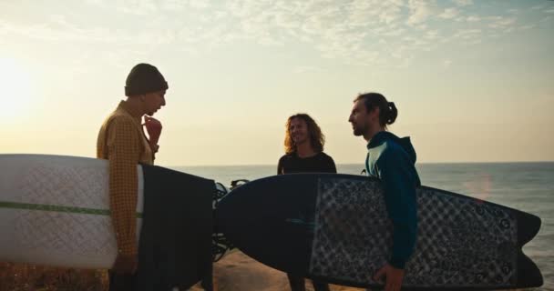 오렌지 셔츠와 모자를 남자는 친구에게 올바르게 서핑하는 방법을 알려주고 여름에 — 비디오
