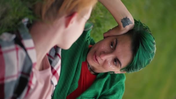 Vídeo Vertical Uma Menina Lésbica Com Cabelo Curto Verde Uma — Vídeo de Stock