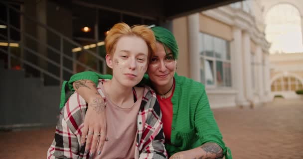 Portret Twee Blije Lesbische Meisjes Hun Date Een Blond Meisje — Stockvideo
