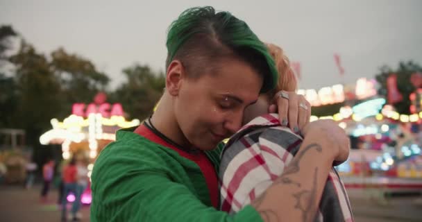 Close Shot Van Een Meisje Met Kort Groen Haar Een — Stockvideo