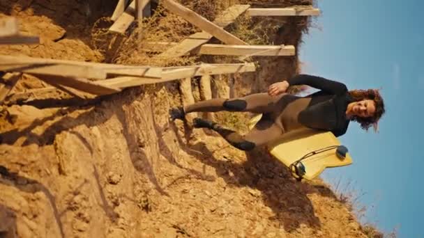 Vertikales Video Eines Glücklichen Männlichen Surfers Mit Lockigem Haar Einem — Stockvideo