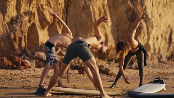 Drie Mannen Met Naakte Torso Doen Stretching Oefeningen Voor Het — Stockvideo