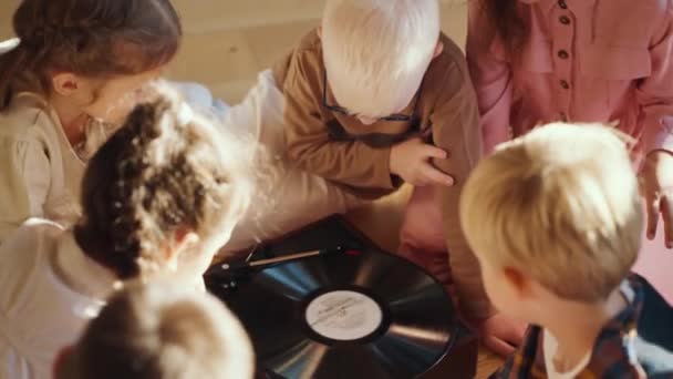 Dzieci Wieku Przedszkolnym Siedzą Przy Specjalnym Gramofonie Słuchając Muzyki Komunikując — Wideo stockowe
