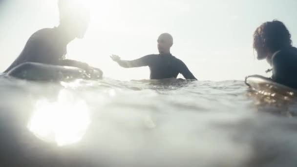 Tre Surfare Våtdräkt Pratar Medan Vattnet Havet Med Sina Surfbrädor — Stockvideo