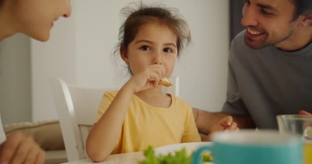 Portret Szczęśliwej Dziewczynki Brunetki Żółtej Sukience Która Śniadanie Jej Rodzice — Wideo stockowe