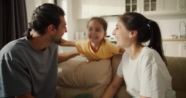 Šťastná Malá Brunetka Žlutých Šatech Běží Svým Rodičům Kteří Sedí — Stock video